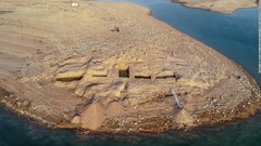 貯水池から古代の宮殿が出現、干ばつで水位下がる　イラク北部