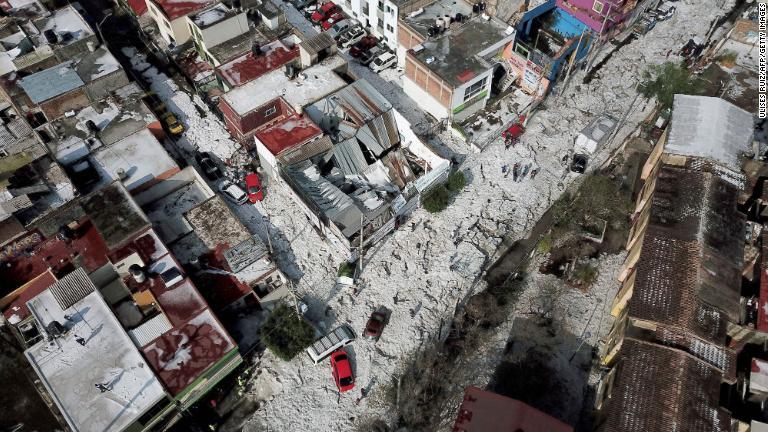 氷に埋まった車両を空から捉えた写真/Ulises Ruiz/AFP/Getty Images