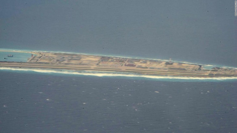 中国が南シナ海の南沙（スプラトリー）諸島付近で対艦ミサイルの発射実験を実施した/Brad Lendon/CNN