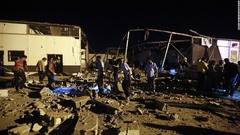 リビアの移民収容施設に空爆　死者４０人、負傷者８０人