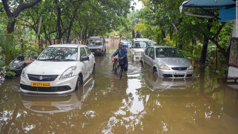 インド・ムンバイが大雨に見舞われ、死者も出ている/INDRANIL MUKHERJEE/AFP/AFP/Getty Images