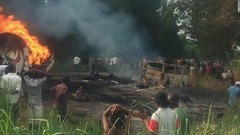 タンクローリー爆発で５０人死亡、燃料集めに現場へ　ナイジェリア