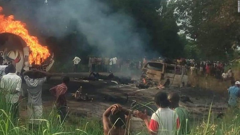 ナイジェリアでタンクローリーが横転事故を起こし、爆発で少なくとも５０人が死亡した/Austin Nembe