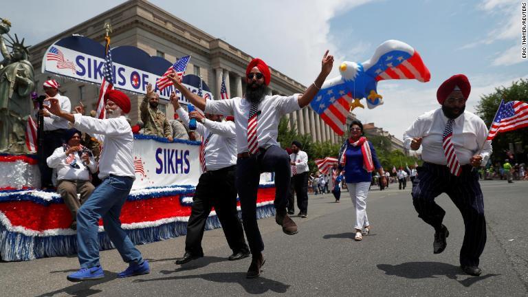 踊りを披露しながら道路を練り歩くシーク教徒の人々＝ワシントン/Eric Thayer/Reuters