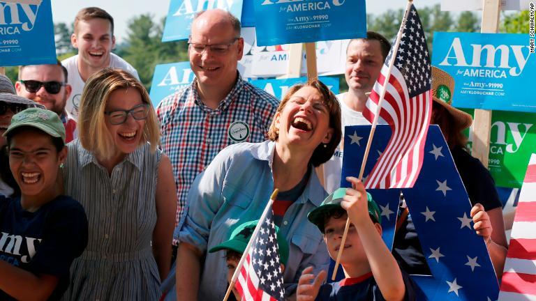 パレードに参加して笑顔を見せる民主党大統領候補者のエイミー・クロブチャー氏（中央）＝マサチューセッツ州アマースト/Mary Schwalm/AP