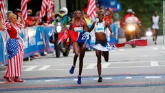 アトランタでの１０キロ走大会でゴールする選手たち