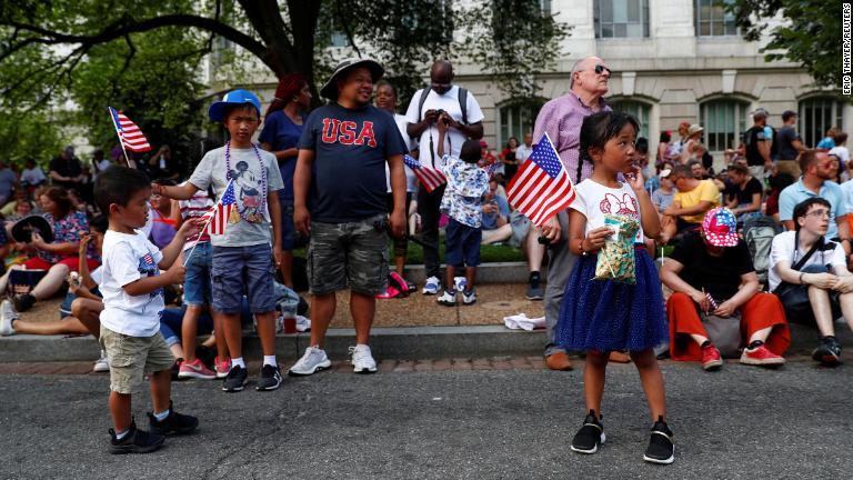 祝賀行事のため沿道に集まった人々＝ワシントン/Eric Thayer/Reuters