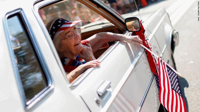 パレードの車中から見物客に微笑みかける女性＝マサチューセッツ州バーンスタブル/Mike Segar/Reuters
