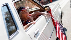 パレードの車中から見物客に微笑みかける女性＝マサチューセッツ州バーンスタブル