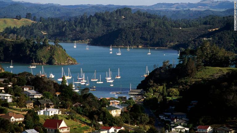 ３位に入ったニュージーランドのアイランズ湾と北島は、亜熱帯の島々や先住民マオリの伝統文化が見どころ/DeAgostini/Getty Images