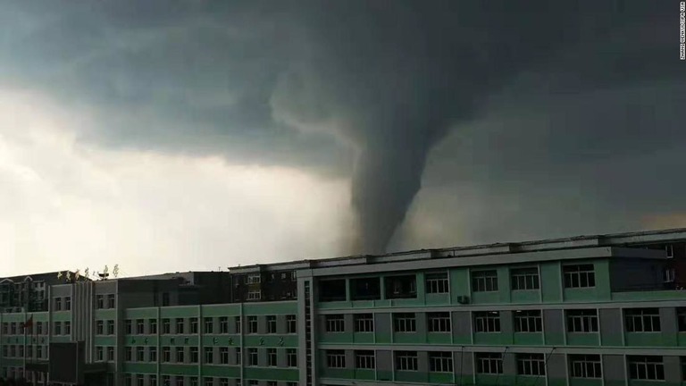 中国北部で竜巻が発生し、少なくとも６人が死亡、建物数千棟に被害が出た/Zhang wenkui/Sipa USA