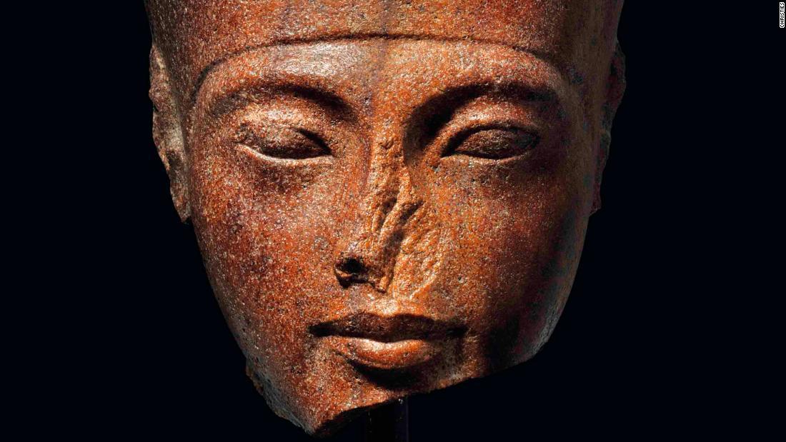 エジプト当局が競売中止を要請するなか落札されたツタンカーメン王の頭像