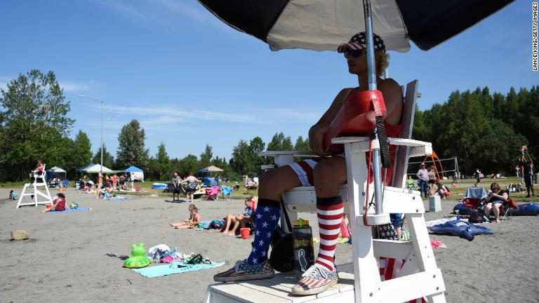 海水浴客を見守るライフガードも独立記念日にちなんだ出で立ち＝アラスカ州アンカレッジ/Lance King/Getty Images