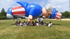 パレードのために用意された「アンクルサム」の巨大風船＝ワシントン