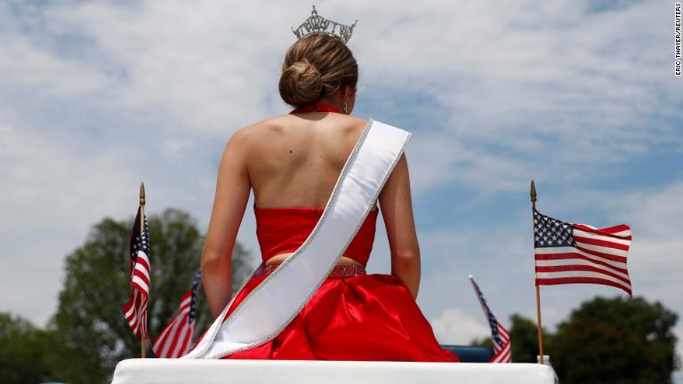 オープンカーに乗ってパレードに参加する女性＝ワシントン/Eric Thayer/Reuters