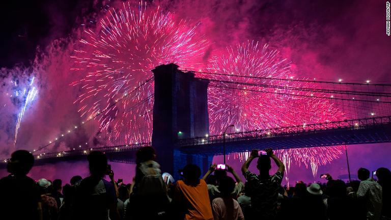 花火の中に浮かび上がるブルックリン橋/Jeenah Moon/AP