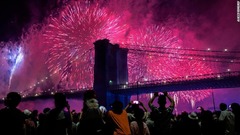 花火の中に浮かび上がるブルックリン橋
