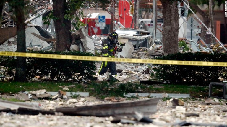 フロリダ州のショッピングセンターで爆発があり、負傷者が出た/Brynn Anderson/AP
