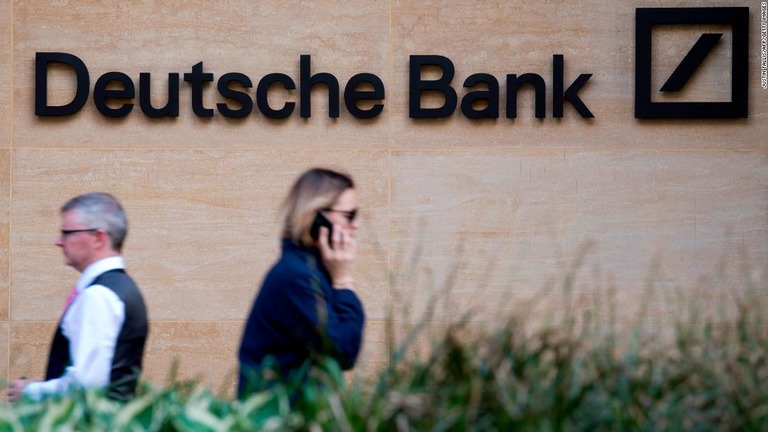ドイツ銀行が人員削減を含む大規模な事業再編計画を発表した/Justin Tallis/AFP/Getty Images