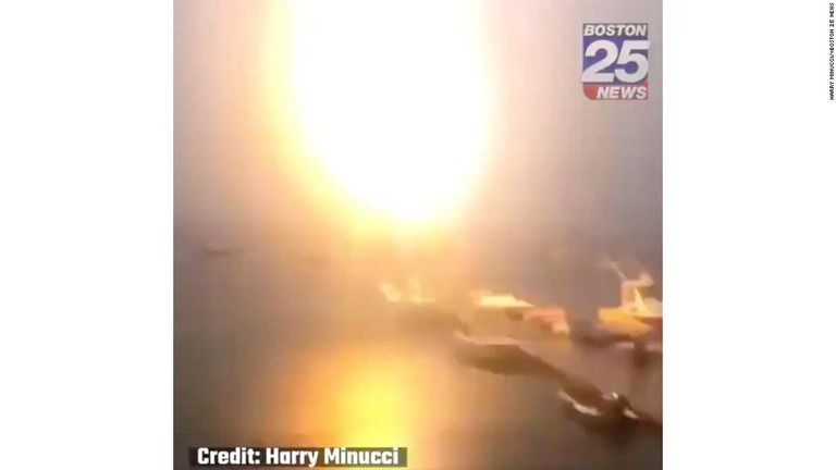 停泊中のボートに雷が直撃した瞬間/Harry Minucci/Boston 25 News
