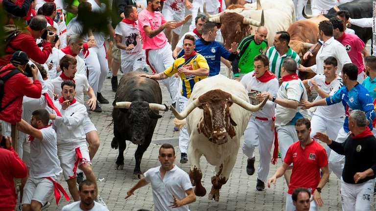 スペイン・パンプローナの「サンフェルミン祭」で今年も牛追いが始まった＝７日/Jaime Reina/AFP/Getty Images
