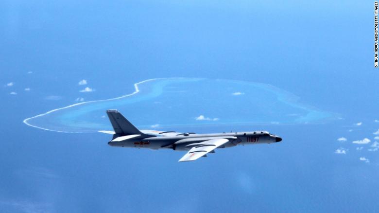 南シナ海の島や環礁を監視する中国軍の爆撃機「Ｈ６Ｋ」/Xinhua News Agency/Getty Images