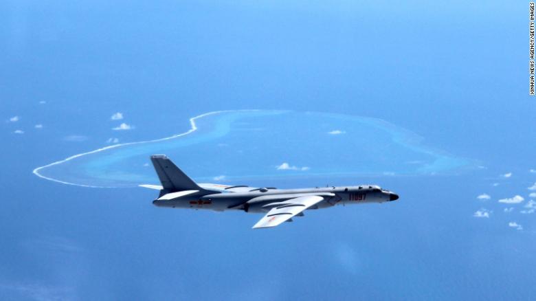 南シナ海の島や環礁を監視する中国軍の爆撃機「H6K」/Xinhua News Agency/Getty Images