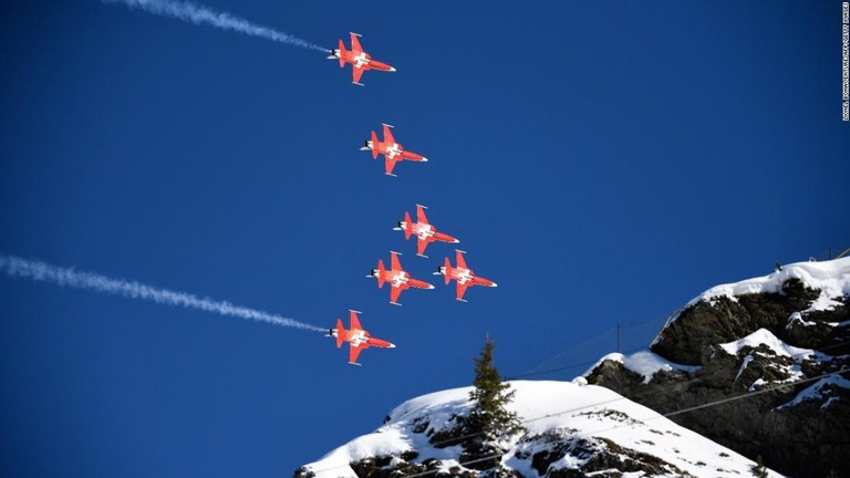 スイス空軍の飛行隊が、予定と異なる会場で曲技飛行を披露するハプニングがあった/LIONEL BONAVENTURE/AFP/Getty Images