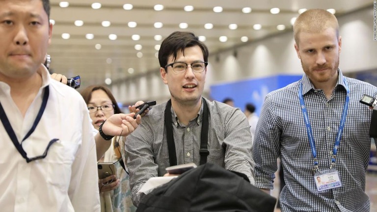 北朝鮮で一時拘束され、解放後に帰国を果たした豪学生のアレク・シグリーさん（中央）/Kyodo News via Getty Images
