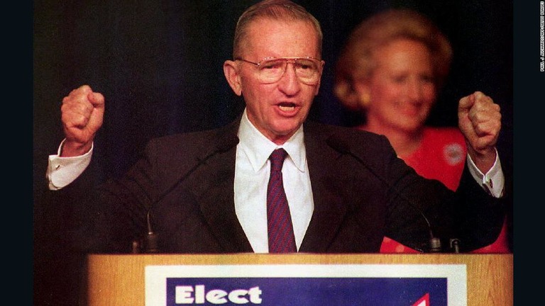 １９９２年には大統領選に出馬した/PAUL J .RICHARDS/AFP/Getty Images