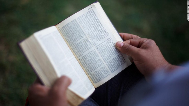 追加関税によって聖書の印刷費用が高騰し、在庫不足につながる可能性があるとの警告が出版社から出ている/Jonathan Gibby/Getty Images
