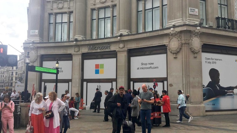 マイクロソフトがロンドン中心部に旗艦店をオープンする/Brittany Gibson/CNN
