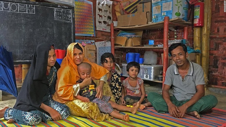 コックスバザールの難民キャンプに身を寄せるロヒンギャの一家/Salman Saeed