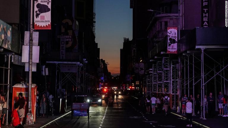 暗闇に包まれたタイムズスクエア近くの通り/Jeenah Moon/Reuters