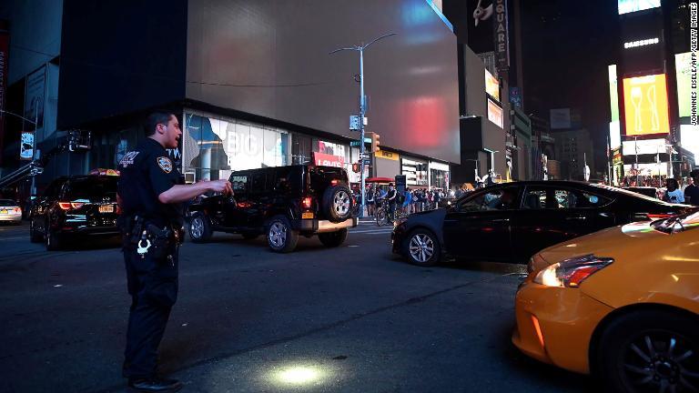 交通整理にあたる警官/Johannes Eisele/AFP/Getty Images