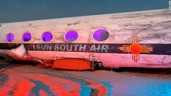 古い映画の舞台装置として使われた機体が赤と紫の光に照らされている