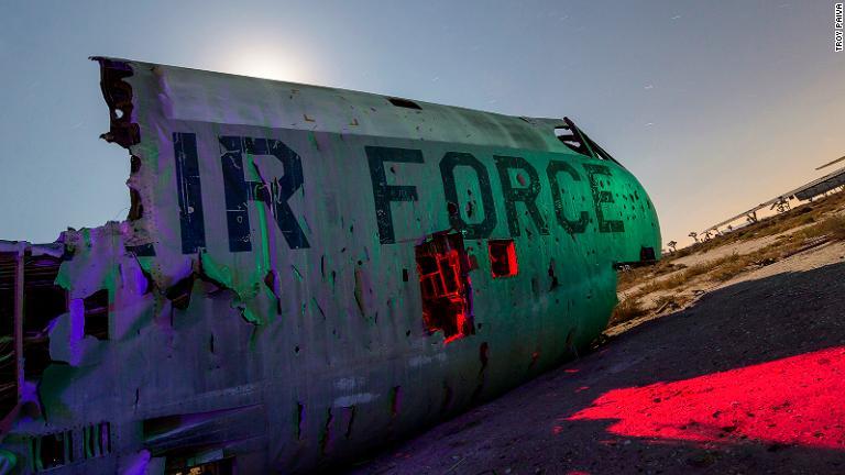 Ｂ５２爆撃機「ストラトフォートレス」の機体に今も残る印字は、この残骸がかつて米軍で運用されていたことを思い起こさせる/Troy Paiva