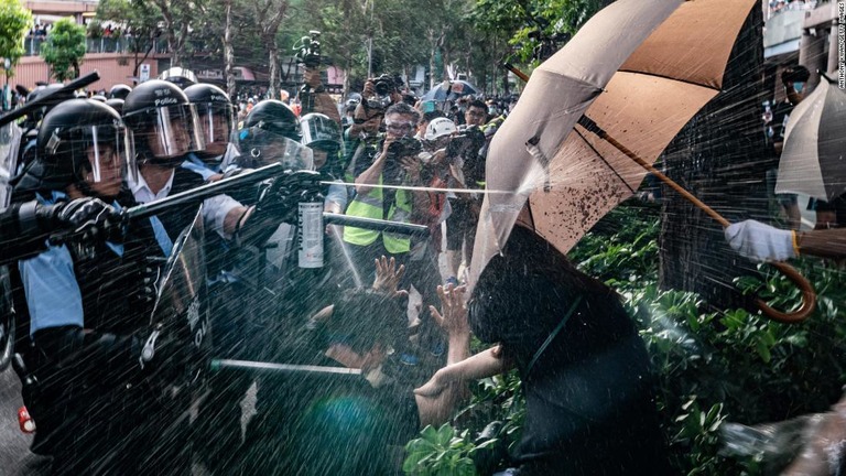抗議デモで衝突が起き、警官が催涙スプレーを使用した/Anthony Kwan/Getty Images