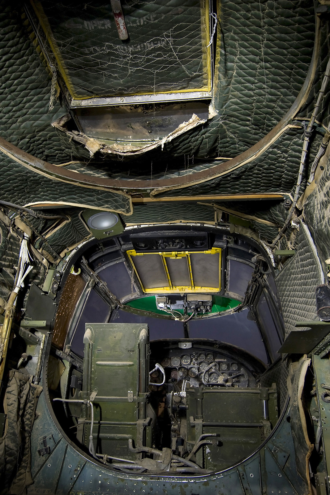 ノースアメリカン社の爆撃機Ｂ２５「ミッチェル」の内部/Troy Paivas