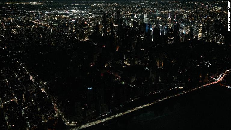 大規模停電が発生したニューヨークの上空からの様子/Scott Heins/Getty Images