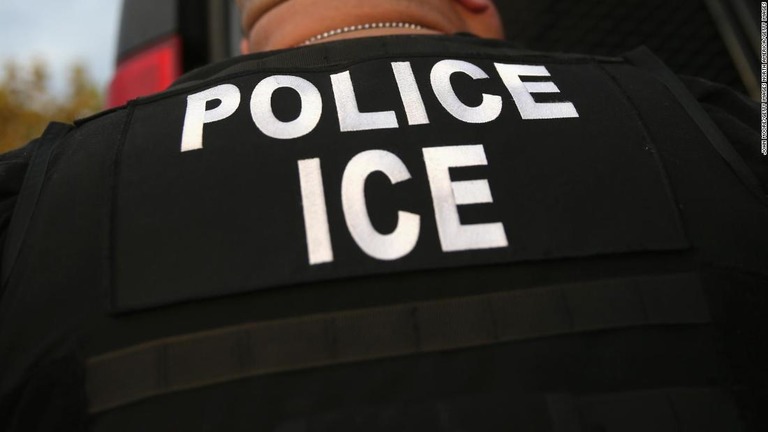 全米の主要都市で不法移民の一斉摘発が始まった/John Moore/Getty Images North America/Getty Images
