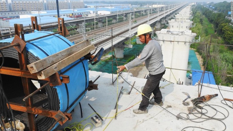 中国の今年４～６月期の経済成長率は６．２％と減速した/STR/AFP/Getty Images