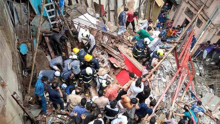ムンバイで４階建てのビルが崩壊し、少なくとも２人が死亡した/Mumbai Fire Brigade