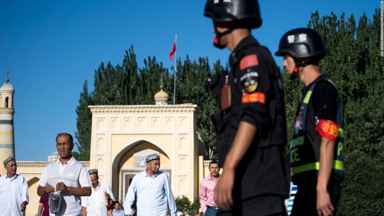警察がモスク（イスラム教礼拝所）周辺をパトロールする様子＝１７年６月２６日、新疆ウイグル自治区/AFP Contributor/AFP/AFP/Getty Images
