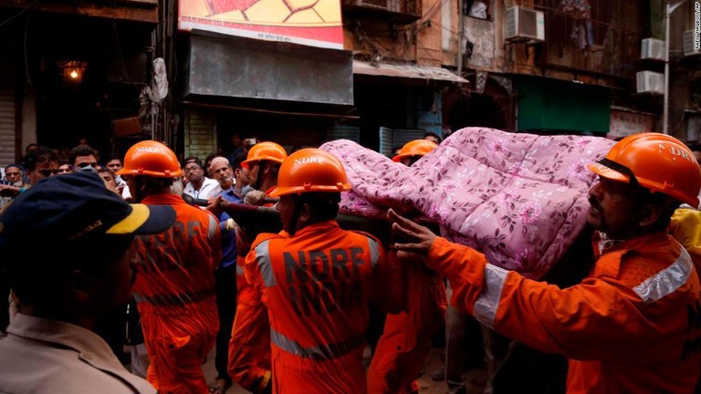 印ムンバイで起きたビルの倒壊により少なくとも１０人が死亡した/Rafiq Maqbool/AP
