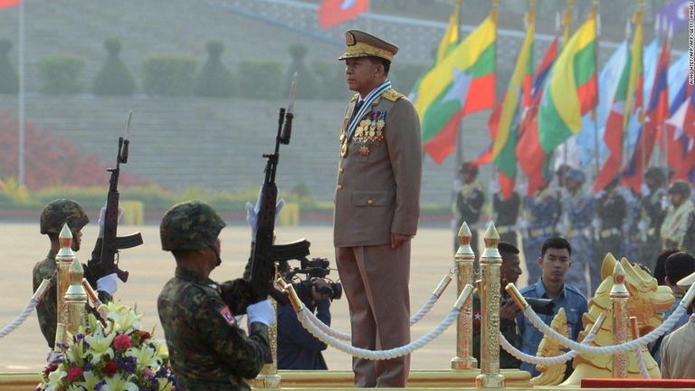 ミン・アウン・フライン総司令官ら４人に米国務省が制裁を科した/AUNG HTET/AFP/AFP/Getty Images
