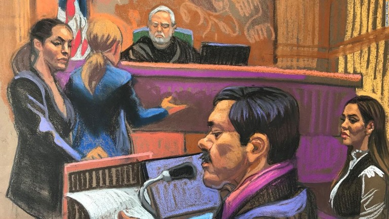 量刑言い渡しを前にマイクを通じ発言するグスマン被告を描いた法廷画/Christine Cornell