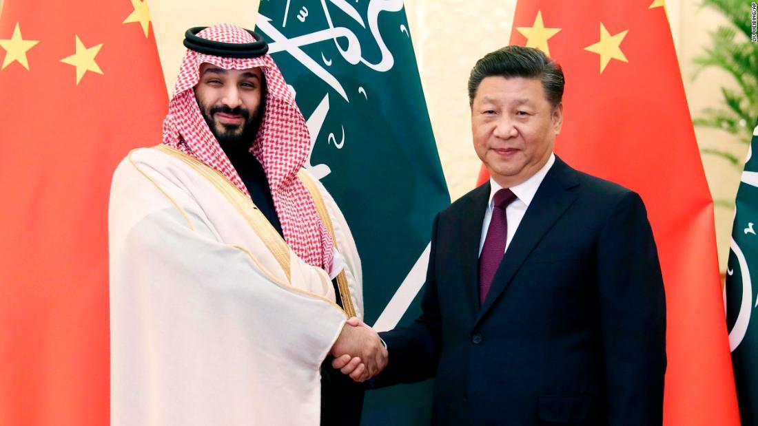 中国を訪れたサウジのムハンマド皇太子（左）。習近平国家主席と握手を交わす/Liu Weibing/AP