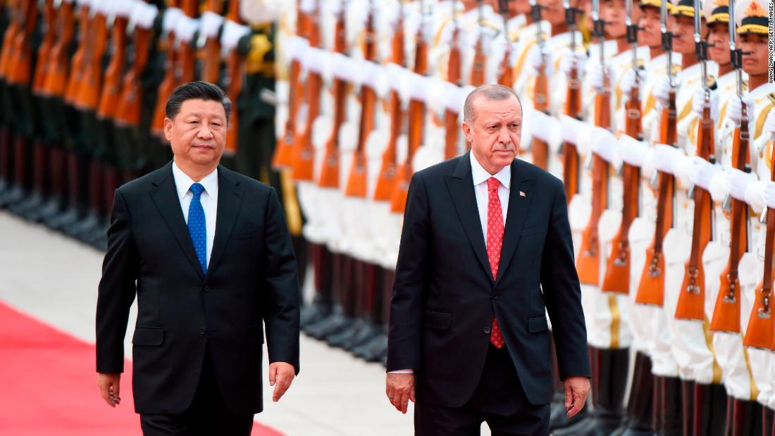 ウイグル問題に関しては、トルコのエルドアン大統領(右)も、中国に対する姿勢を軟化させている/WANG ZHAO/AFP/Getty Images