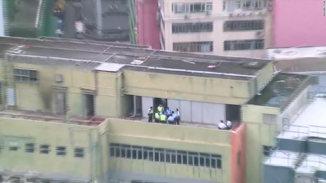 警察が爆発物や火炎瓶などを押収した/Reuters/TVB